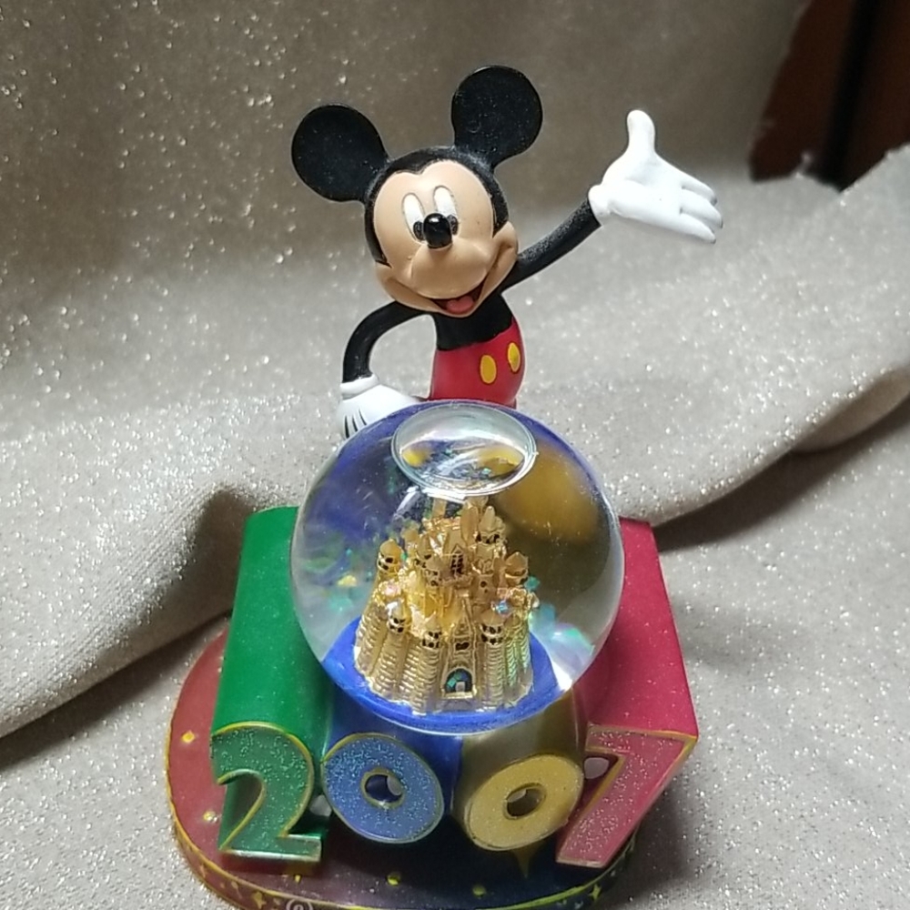2007 Disney World Mini Snowglobe - Picture 1 of 4